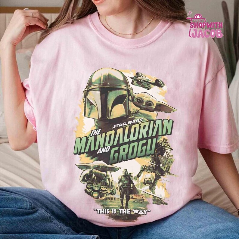 Camiseta vintage de Star Wars con el Mandaloriano y Grogu, camiseta de Grogu el cazarrecompensas, camiseta de Star Wars estilo años 90, camiseta de regalo para fans de Star Wars. imagen 2