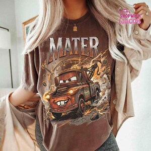 chemise vintage Tow Mater, t-shirt couleurs confort Radiator Springs Disneyland Cars, t-shirt voyage en famille Disneyland Pixar lavé à carreaux image 2