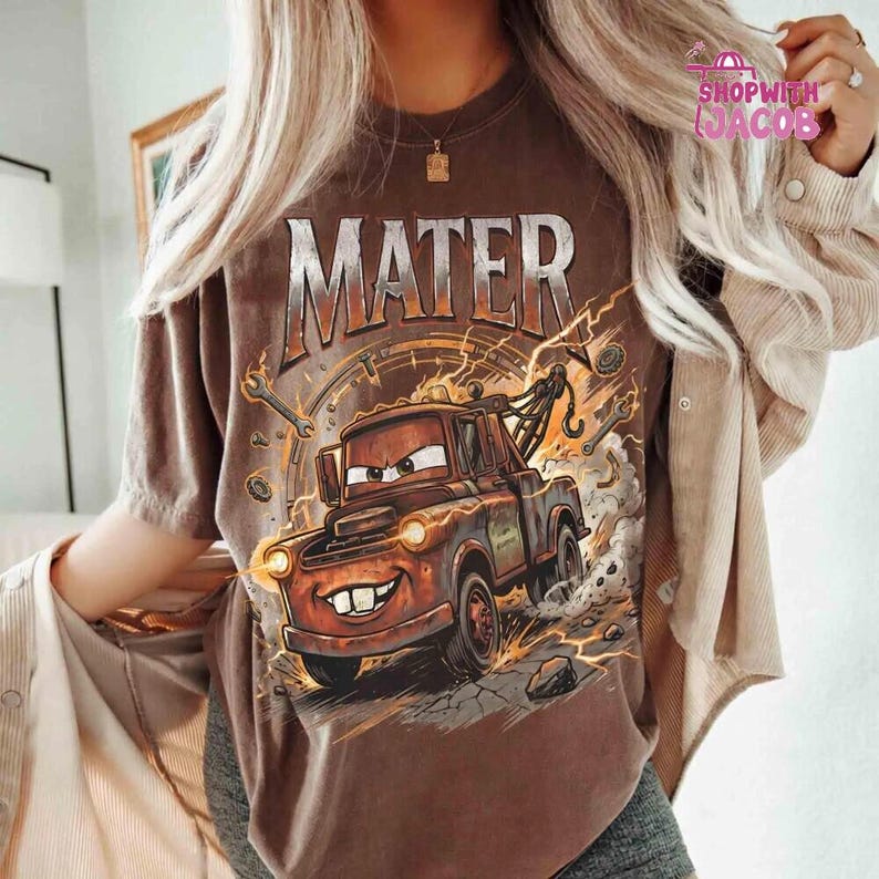 chemise vintage Tow Mater, t-shirt couleurs confort Radiator Springs Disneyland Cars, t-shirt voyage en famille Disneyland Pixar lavé à carreaux image 2