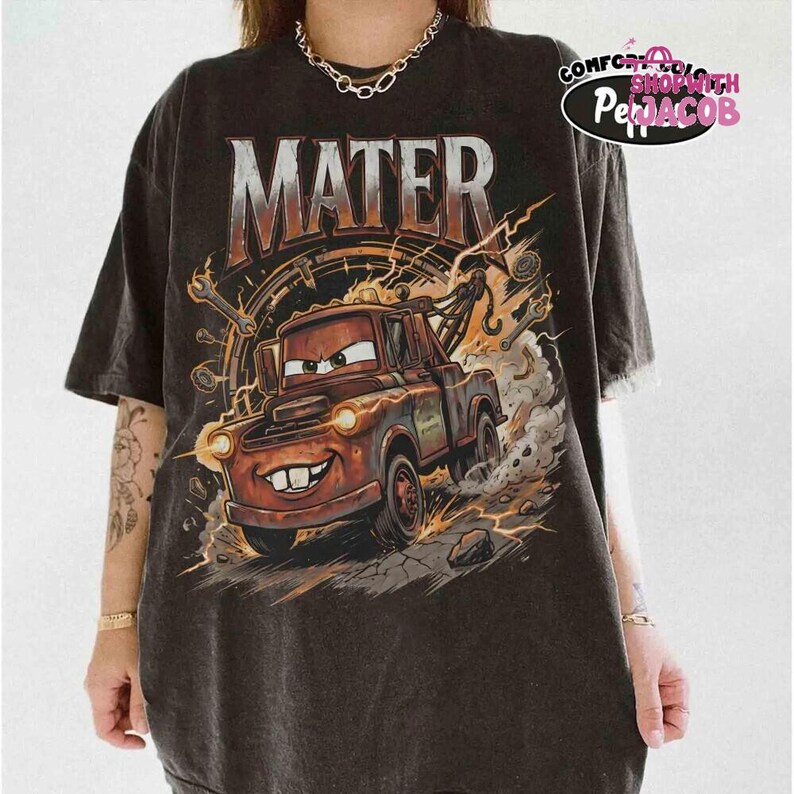 chemise vintage Tow Mater, t-shirt couleurs confort Radiator Springs Disneyland Cars, t-shirt voyage en famille Disneyland Pixar lavé à carreaux image 4
