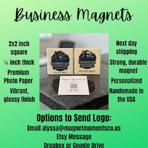 Peut inclure: Aimants professionnels carrés de 5,08 cm x 5,08 cm, avec une finition brillante et vibrante. Les aimants mesurent 0,32 cm d'épaisseur et sont fabriqués avec du papier photo de qualité supérieure. L'image montre deux aimants avec un dessin animé et le texte "DUMPSTER DADDIES".