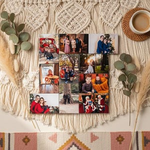 Puede incluir: Un collage de diez impresiones fotográficas rectangulares dispuestas en cuadrícula, que muestran varios retratos familiares, escenas al aire libre e imágenes festivas, exhibidas sobre un tapiz de macramé color crema con eucalipto y hierba de la pampa.