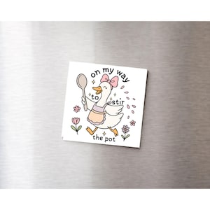 Roer de Pot Sassy Goose-magneet | Grappige keukenkoelkastmagneet | Cottagecore-dramameme | Schattig schort eend kookdecor | Cadeau voor collega