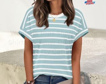 Blusa feminina de manga curta para o verão, elegante e casual, tendência primavera 2026.