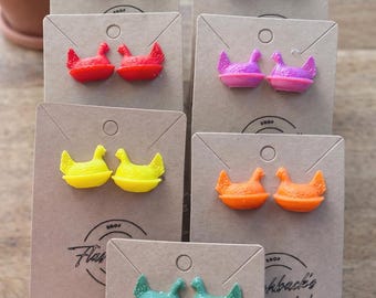 Pendientes de gallina colorida en nido / Pendientes de gallina impresos en 3D / Joyería de animales de granja / Pendientes lindos y ligeros / Regalo único para ella