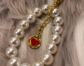 Llavero de corazón de perla hecho a mano / Cierre dorado, dije rojo