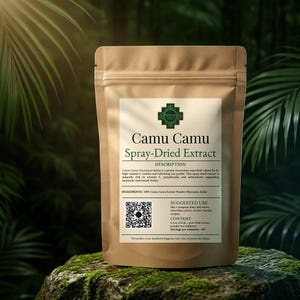 Pode incluir: Uma embalagem castanha de Camu Camu Spray-Dried Extract está sobre uma superfície musgosa. O rótulo apresenta texto e um logótipo, com detalhes sobre ingredientes e uso. É um pó de extrato de fruta puro.