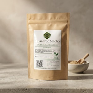 Puede incluir: Una bolsa de papel marrón con polvo de Huanarpo Macho Traditional Andean Root. La etiqueta incluye el texto "Huanarpo Macho Traditional Andean Root", "100% Vegan" y una descripción del producto. Un cuenco pequeño con polvo y una cuchara de madera están en el fondo.