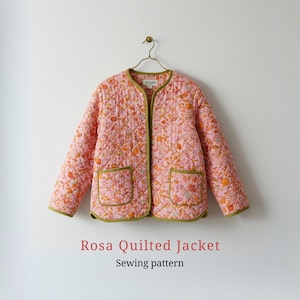 Może przedstawiać: Różowa pikowana kurtka z kwiatowym wzorem, zielonymi wykończeniami i dwiema przednimi kieszeniami. Kurtka wisi na złotym wieszaku. Tekst "Rosa Quilted Jacket" i "Sewing pattern" są poniżej.
