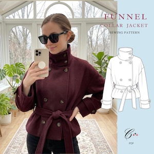 Op de afbeelding: Een donkerbordeauxrode jas met een trechterkraag, dubbele knoopsluiting en een bijpassende ceintuur. De afbeelding bevat een technische lijntekening van het kledingstuk met het label FUNNEL COLLAR JACKET SEWING PATTERN en een PDF-logo.