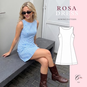 Peut inclure: Une robe sans manches à motif vichy bleu clair et blanc, dotée d'une encolure ronde et d'un corsage ajusté. L'image comprend un dessin technique de la robe intitulé ROSA DRESS SEWING PATTERN et un petit logo avec le texte PDF.