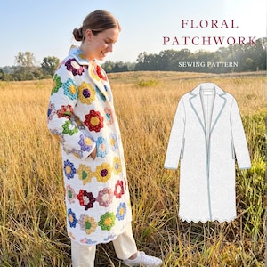 Puede incluir: Un abrigo largo de tela blanca con un colorido patrón de patchwork floral compuesto por formas hexagonales. El texto "FLORAL PATCHWORK SEWING PATTERN" aparece sobre un dibujo lineal blanco del abrigo que muestra su estructura y solapa.