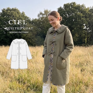 Puede incluir: Un abrigo acolchado de color verde oliva con cuello redondo de bordes con volantes, mangas largas, dos bolsillos delanteros de parche y un cierre frontal con tres lazos de tela. El texto CIEL QUILTED COAT SEWING PATTERN es visible.