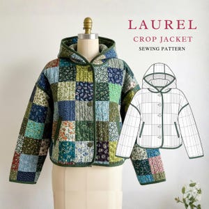 Può includere: Giacca corta patchwork trapuntata con cappuccio, esposta su un manichino. La giacca presenta una varietà di quadrati di tessuto floreale e tinta unita nei toni del blu, verde e rosso. Il testo "LAUREL CROP JACKET SEWING PATTERN" è visibile.