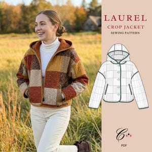 Könnte beinhalten: Eine Patchwork-Crop-Jacke mit Kapuze, mit braunen, beigen und rostfarbenen Quadraten. Die Jacke wird von einer Person auf einem Feld getragen. Das Bild enthält auch eine Schnittmusterillustration mit dem Text "LAUREL CROP JACKET SEWING PATTERN".