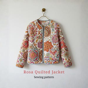 Könnte beinhalten: Gesteppte Jacke mit farbenfrohem Paisley-Muster in Orange-, Rot-, Rosa- und Blautönen. Die Jacke hat zwei Vordertaschen und ist mit hellblauen Paspeln versehen. Der Text "Rosa Quilted Jacket" und "Sewing pattern" sind darunter abgebildet.