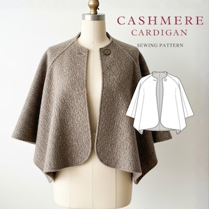 Könnte beinhalten: Ein braunes Cashmere-Cardigan-Schnittmuster, das auf einer Schaufensterpuppe präsentiert wird. Der Cardigan hat ein strukturiertes Aussehen, einen einzelnen Knopfverschluss und ein kapuzenartiges Design. Der Text "CASHMERE CARDIGAN SEWING PATTERN" ist sichtbar.