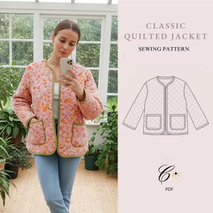 Peut inclure: Une femme porte une veste matelassée rose à motifs floraux avec des bordures et des poches vertes. La veste fait partie d'un patron de couture intitulé "Classic Quilted Jacket" avec un schéma et le texte "Sewing Pattern".