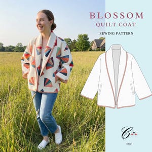 Może przedstawiać: Kobieta w pikowanym płaszczu z kolorowym wzorem wachlarza. Płaszcz jest biały z czerwonymi lamówkami i geometrycznym wzorem. Obraz zawiera również rysunek linii płaszcza i tekst "BLOSSOM QUILT COAT SEWING PATTERN".
