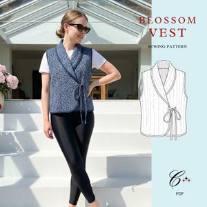 Könnte beinhalten: Eine blaue Weste mit floralem Muster und Bindeband, getragen über einem weißen T-Shirt und schwarzen Leggings. Das Bild enthält den Text "BLOSSOM VEST SEWING PATTERN" und eine Strichzeichnung der Weste. Die Weste hat einen Schalkragen.
