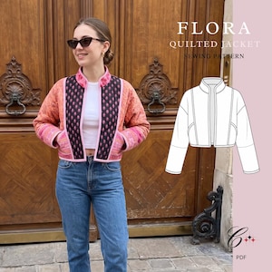 Könnte beinhalten: Eine gesteppte Jacke mit Stehkragen, langen Ärmeln und einer Vorderöffnung. Die Jacke hat ein schwarzes Steppteil mit kleinem rosa Blumenmuster, kontrastiert durch orange und rosa gemusterte Ärmel und Rückseite. Enthält eine technische Strichzeichnung mit der Aufschrift FLORA QUILTED JACKET SEWING PATTERN.