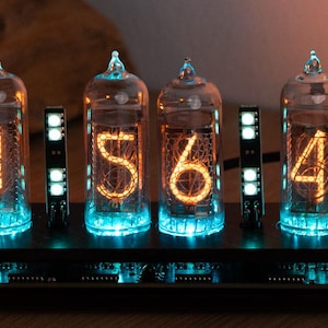 Nixie Tube Clock mit vintage IN-14 Röhren im Kohlefaser Gehäuse