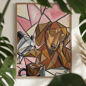 Op de afbeelding: Geometrisch schilderij van een teckel met een koffiekopje en een koffiepot. Het kunstwerk heeft een bruin, roze en grijs kleurenpalet en is ingelijst in een licht houten frame. De hond rust zijn hoofd op zijn hand.