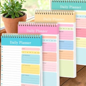 Puede incluir: Un letrero de madera rústica con el texto "Welcome to our home" en letras blancas. El letrero presenta un acabado envejecido y un diseño sencillo y acogedor, ideal para un porche o entrada.