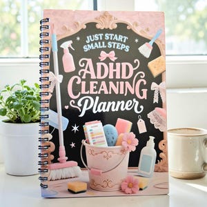 Könnte beinhalten: Ein spiralgebundenes Notizbuch mit dem Text "ADHS Cleaning Planner" in Rosa und Weiß auf schwarzem Hintergrund. Das Cover zeigt Illustrationen zum Thema Reinigung, darunter ein rosa Eimer, Schwämme und ein Besen. Die Worte "Just Start Small Steps" sind ebenfalls vorhanden.