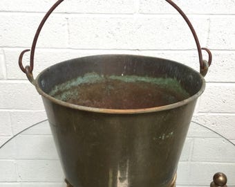 Cubo grande antiguo de cobre: asa de hierro forjado a mano ~ Cocina rústica de la época victoriana