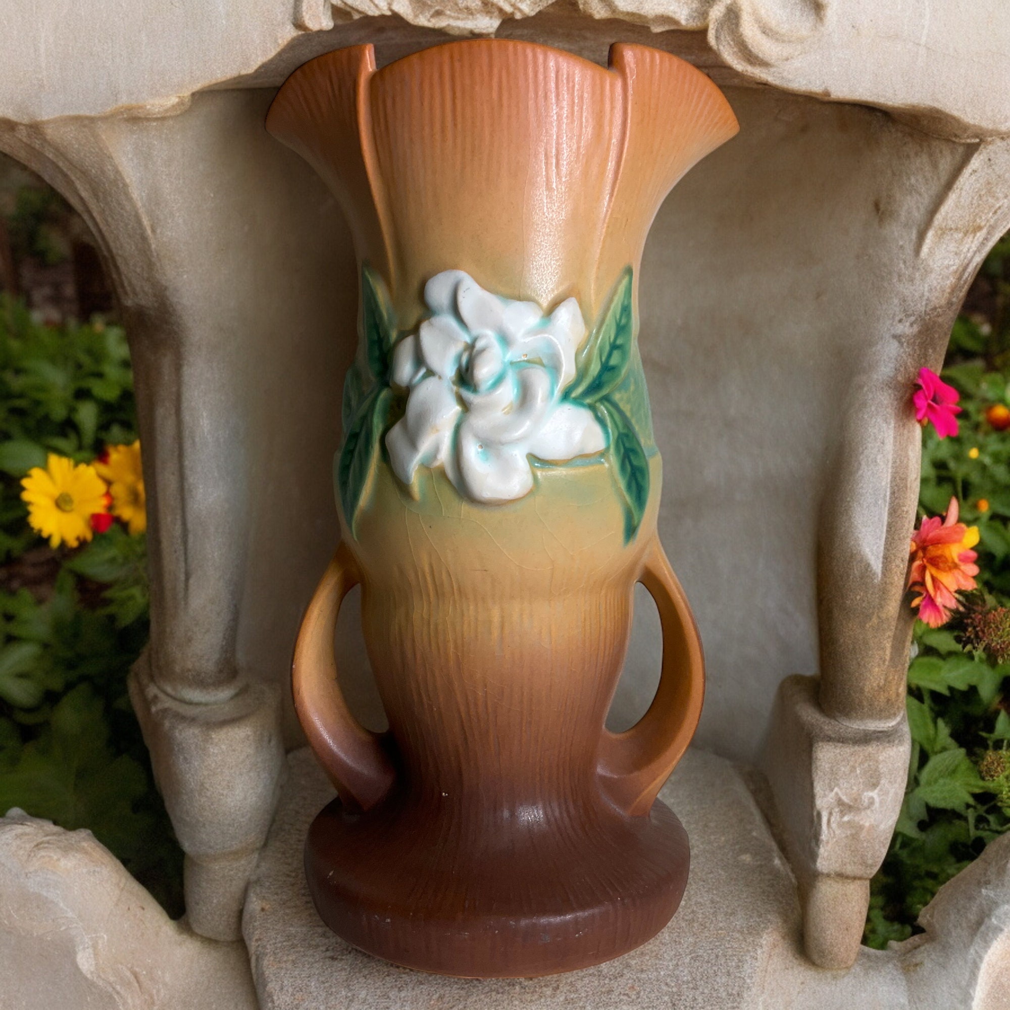 Roseville Pottery Gardenia Vase #685-10 ~ Mid Century 10