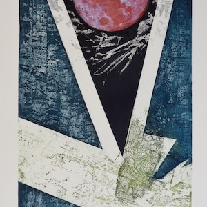 Puede incluir: Una impresión rectangular con un fondo azul oscuro texturizado y una gran luna roja circular en la parte superior. Formas geométricas blancas atraviesan la composición y el texto "La Sombra de la tierra en la LUNA" aparece en la parte inferior.