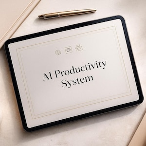 Op de afbeelding: Een digitale tablet met "AI Productivity System" in een minimalistische setting. De tablet wordt omringd door een notitieboek, pen, koffiekopje en een boek. De scène baadt in zacht, natuurlijk licht, wat een werkruimte suggereert.