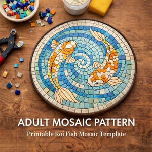 Può includere: Un motivo a mosaico rotondo con due pesci koi arancioni e bianchi, su uno sfondo d'acqua blu e bianco. Il testo "ADULT MOSAIC PATTERN" e "Printable Koi Fish Mosaic Template" sono visualizzati sotto il mosaico.