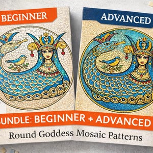 Puede incluir: Dos libros de patrones de mosaicos, "Principiante" y "Avanzado", con un diseño redondo de una diosa y un pájaro. El paquete se titula "Round Goddess Mosaic Patterns". La paleta de colores incluye azul, dorado y beige.