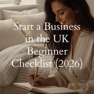 Könnte beinhalten: Eine Frau schreibt in ein Notizbuch mit dem Text "Start a Business in the UK Beginner Checklist (2026)". Sie trägt einen cremefarbenen Bademantel und sitzt auf einem Bett mit Kissen und einer Blumenvase.