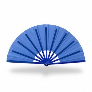以下が含まれることがあります： 白い背景に開いた青い扇子。扇子は半円形で、垂直の濃い青色のリブと薄い青色の生地があります。装飾的なアクセサリーです。