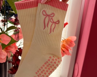 Pilates Socken rutschfest mit Schleife – Grip Socken für Reformer Pilates, Yoga & Barre | Pink Bow