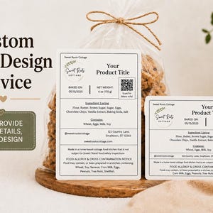以下が含まれることがあります： Sweet Roots Cottageのロゴ、原材料リスト、食品アレルギー表示が記載された、黒い文字とQRコード付きの白い長方形の製品ラベル2枚。ラベルは紐で結ばれたクッキー入りの透明なプラスチック袋の横に配置されています。