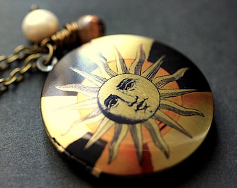 Himmlische Halskette. Sun Locket Halskette. Bronze Medaillon mit Glastropfen und Süsswasserperle. Bronze Sonne Halskette. Handmade Schmuck.