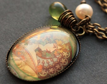 Efeu-Halskette. Alphonse Mucha Anhänger mit grüner Träne und Süßwasserperle. Oval Charm Halskette. Jugendstil Schmuck. Handmade Schmuck.