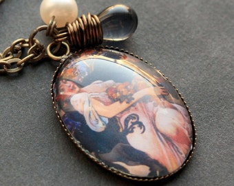 Herbst Halskette. Alphonse Mucha Anhänger mit dunkelblauer Träne und Süßwasserperle. Oval Charm Halskette. Herbst Schmuck. Handmade Schmuck.