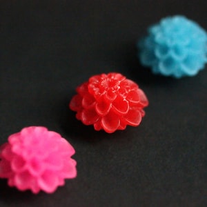 Imanes de flor de dalia. Juego de tres imanes para nevera en azul brillante, rosa fucsia y rojo. Imanes florales. Imanes para oficina. Decoración para el hogar hecha a mano.