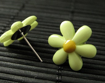 Flower Earrings. Green Flower Earrings. Daisy Flower Post Earrings in Silver. Flower Stud Earrings. Flower Jewelry. Handmade Jewelry.