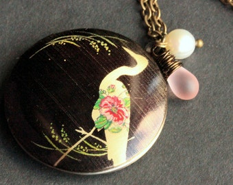 Vogel medaillon HALSKETTING. Kraanhalsketting met roze traan en zoetwaterparel. Reiger ketting. Handgemaakte sieraden.