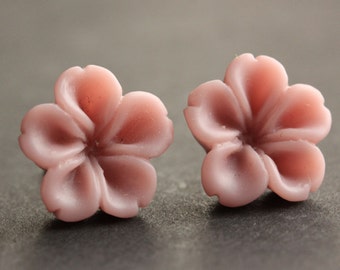 Mauve Pink Flower Earrings. Mauve Earrings. Mauve Flower Earrings. Silver Post Earrings. Innie Flower Button Jewelry. Stud Earrings.