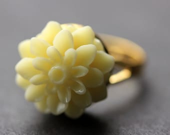 Ivory Mum Flower Ring. Ivory Chrysanthemum Ring. Ivory Flower Ring. Adjustable Ring. Handmade Flower Jewelry.