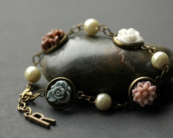 Handmade Flower Bracelet with Personalized Letter Charm. Colorful Flower and Ivory Pearl Bracelet in Bronze. Handmade Bracelet.