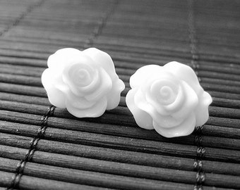 Off White Rose Ohrringe. Silber Ohrstecker. Rose Ohrringe. Blumen Schmuck. Weiße Ohrringe. Handmade Schmuck.