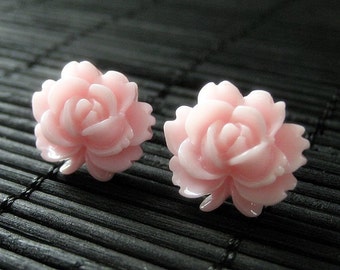 Blumenohrringe: Girly rosa Blüten-Ohrstecker mit Lotusblüte. Schmuck von Stumbling On Sainthood. Handmade Schmuck.